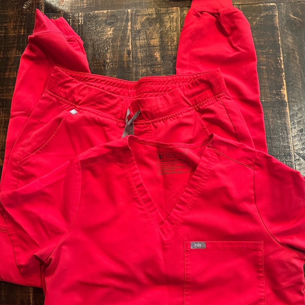 Figs Vivid Red Scrub Set